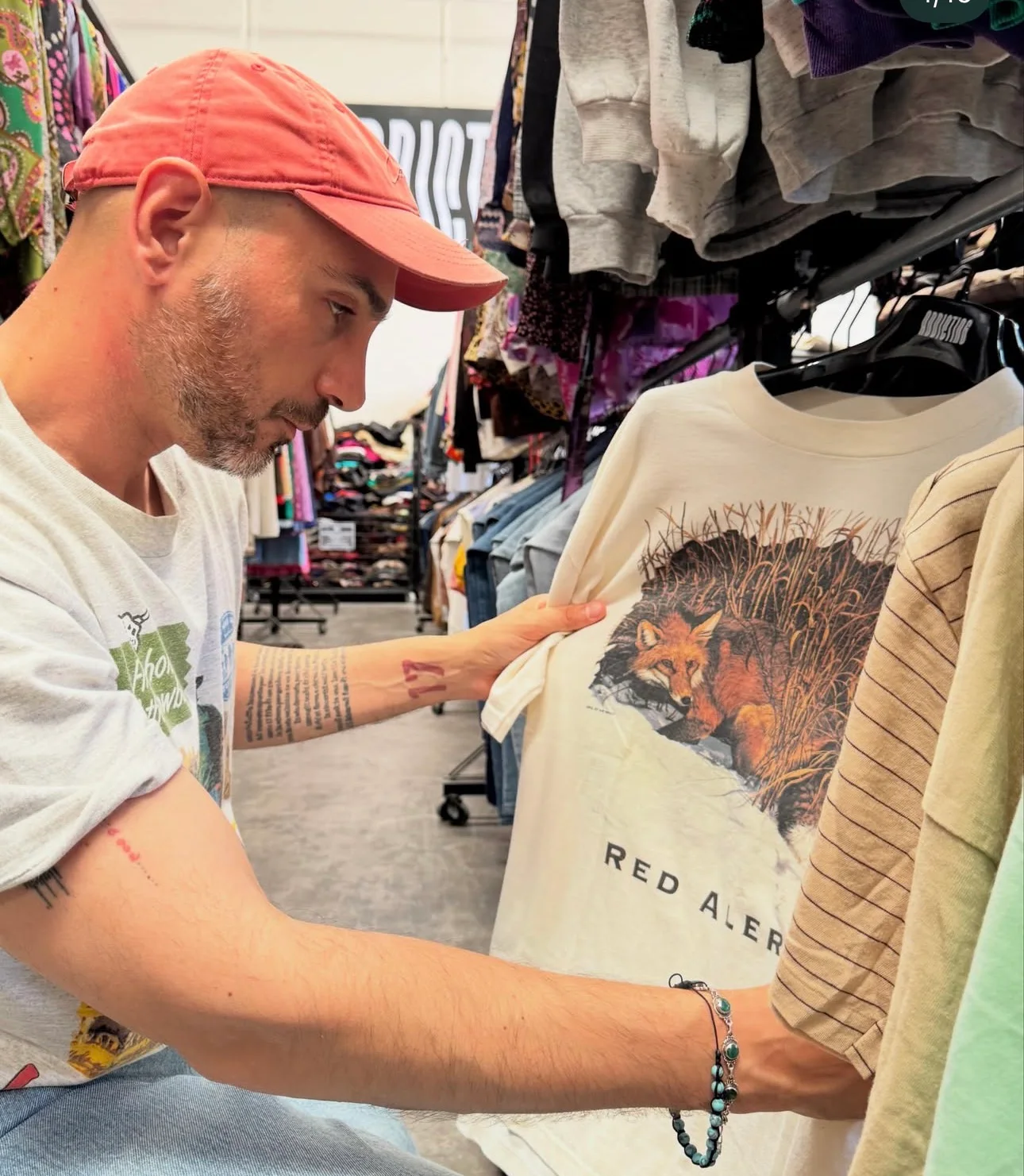 Alberto in un ambiente dedicato all’abbigliamento vintage